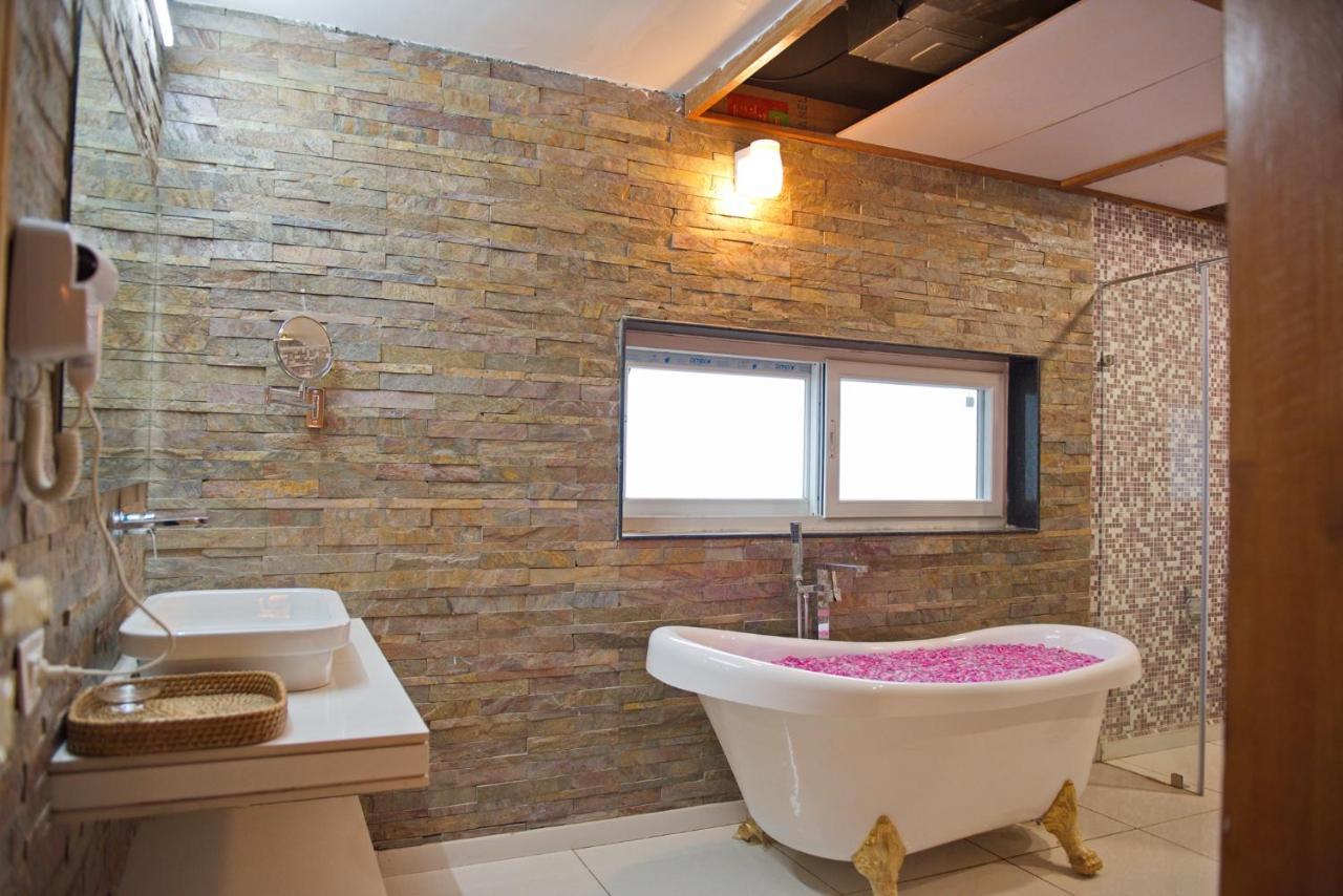 Wild Rose Resort & Spa Pushkar Exteriör bild